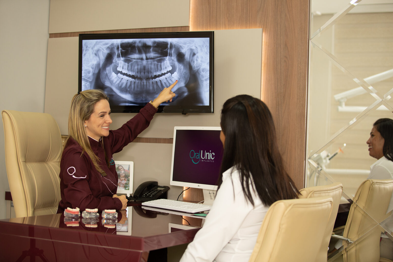 Dentista explicando raio-X ao paciente na Oral Unic Campo Grande