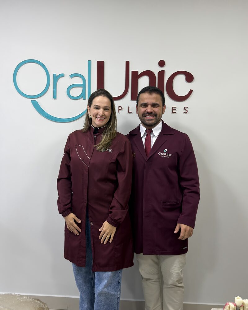 Dra. Luciana Piroli e Dr. Gabriel — cirurgiões-dentistas proprietários da Oral Unic Campo Grande