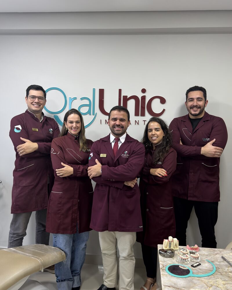 Equipe Oral Unic Campo Grande de uniforme grená